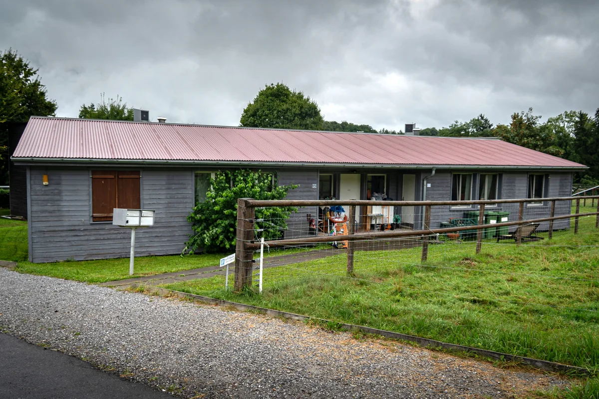 Hier in Aesch stehen Holzbaracken, die von Asylsuchenden bewohnt werden. Nun soll ein Neubau mehr Platz schaffen. (Archiv) Die Asylunterkunft in Maur an der Tobelstrasse 30/32 in Aesch.